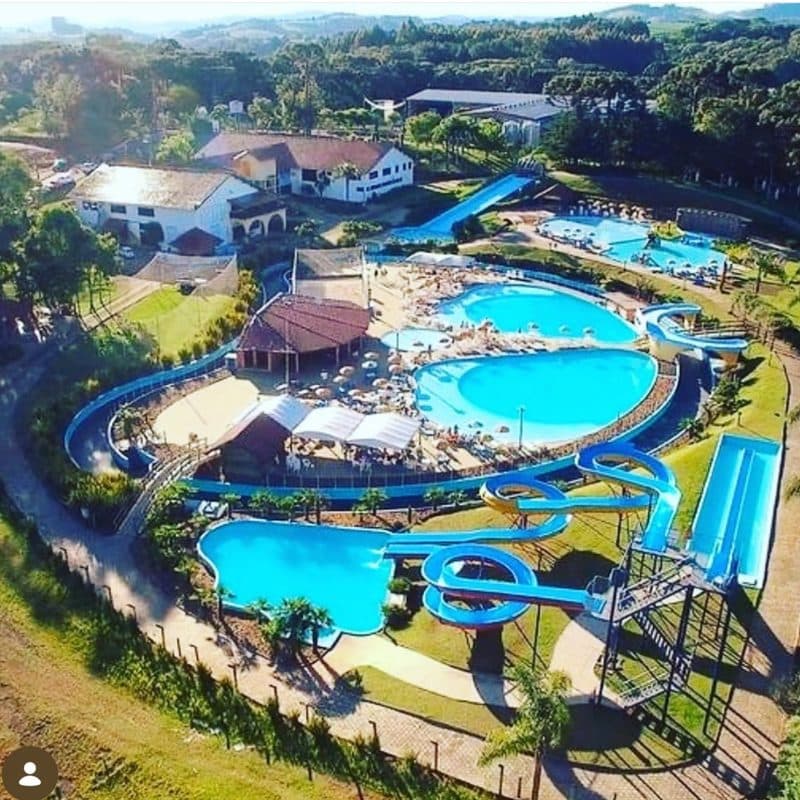 Vista aérea do parque com as piscinas e os toboáguas, em agosto de 2026